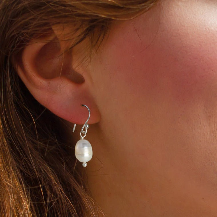 Arete gancho de plata con perla blanca