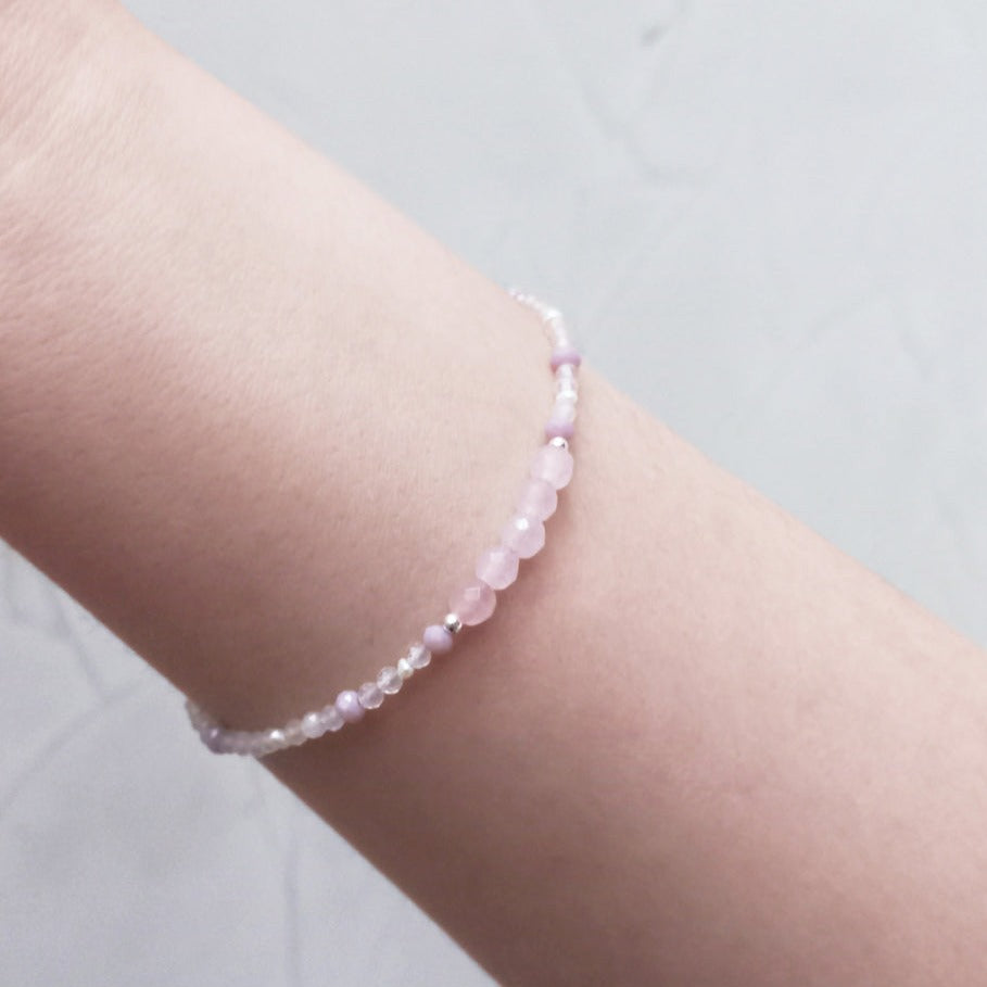 Pulsera Terra de cuarzo rosa, calcedonia y perlas