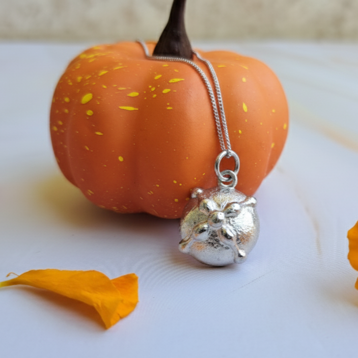 Dije pan de muerto de plata con cadena de plata