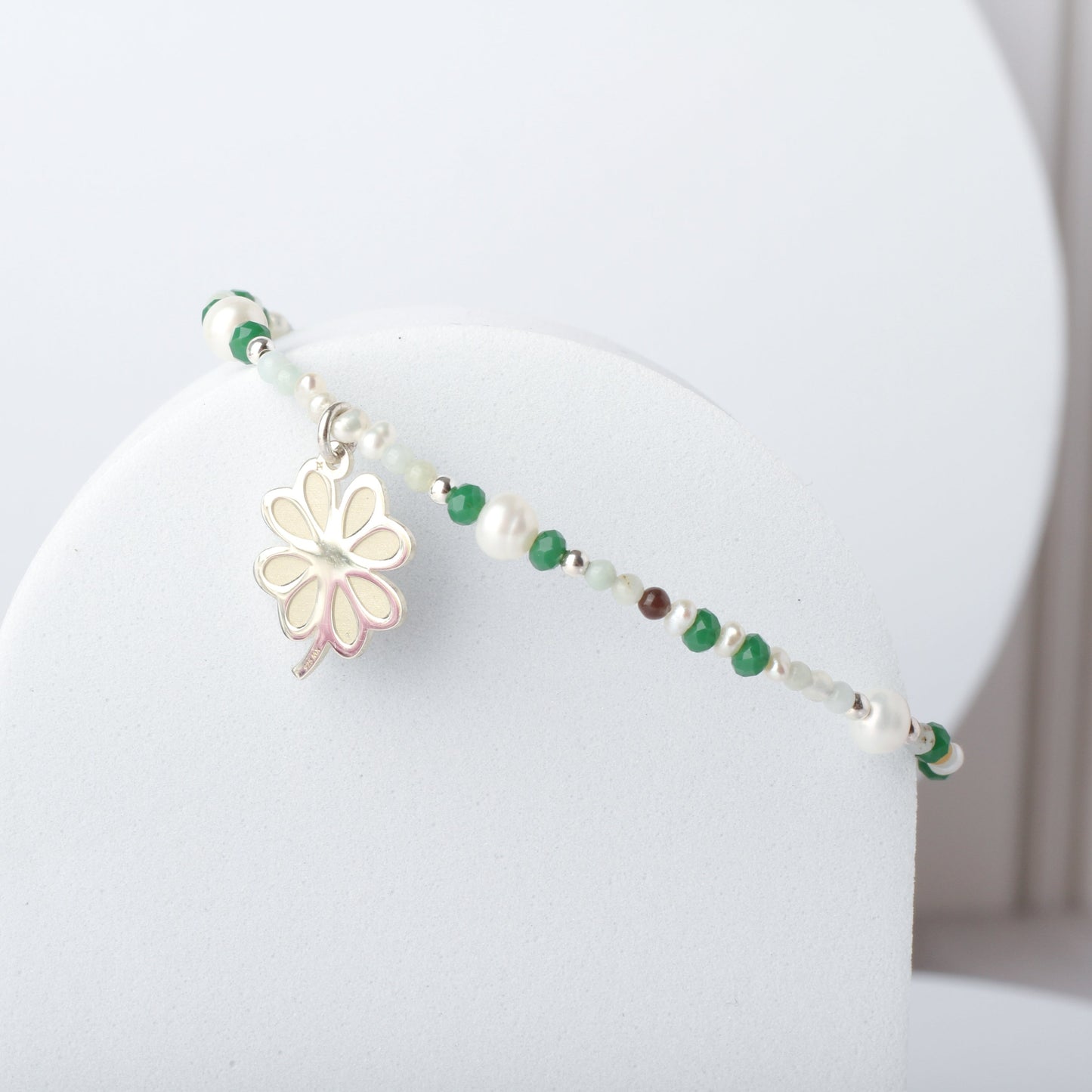 Pulsera Suerte Trébol de plata con piedras y perlas