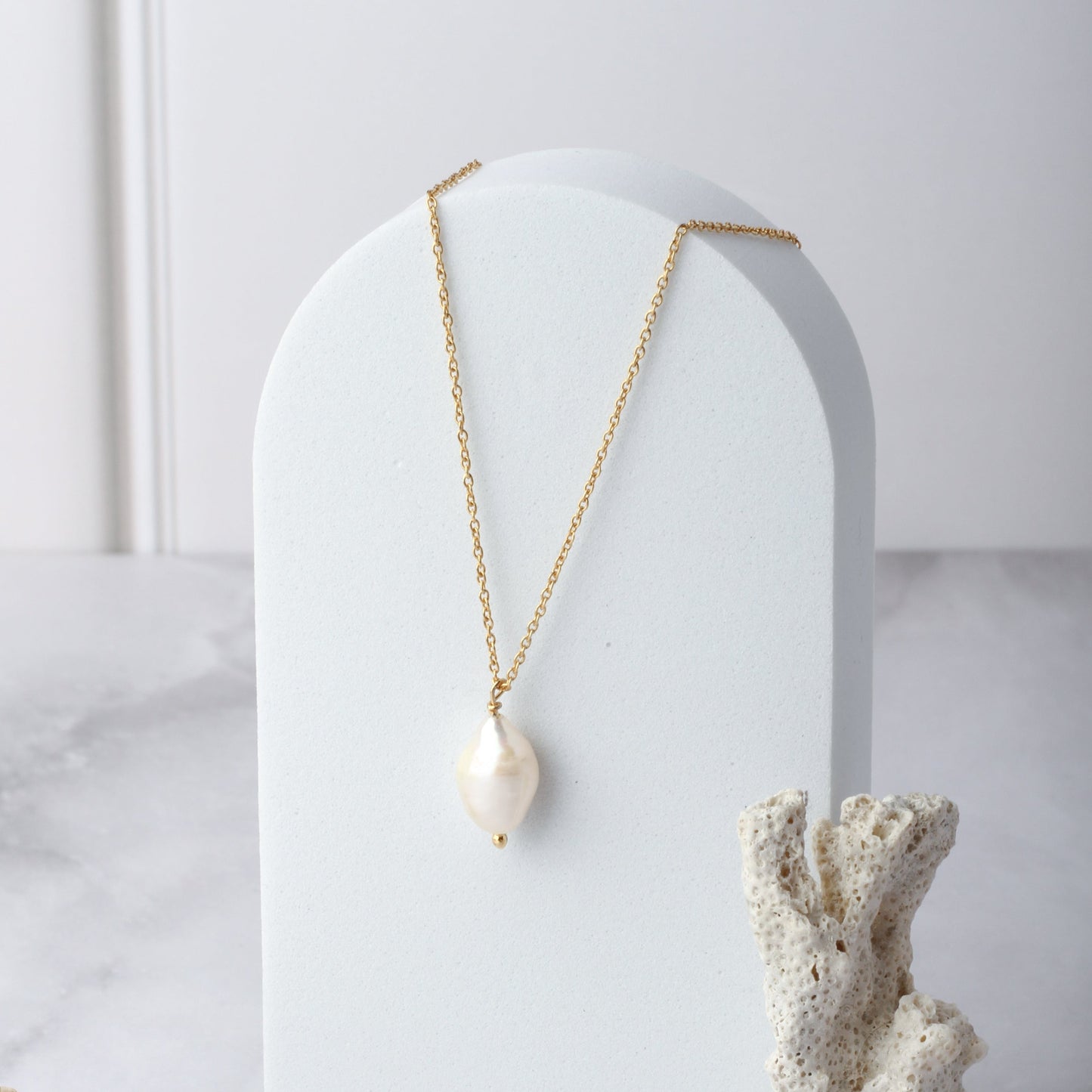 Dije cadena de plata con perla blanca