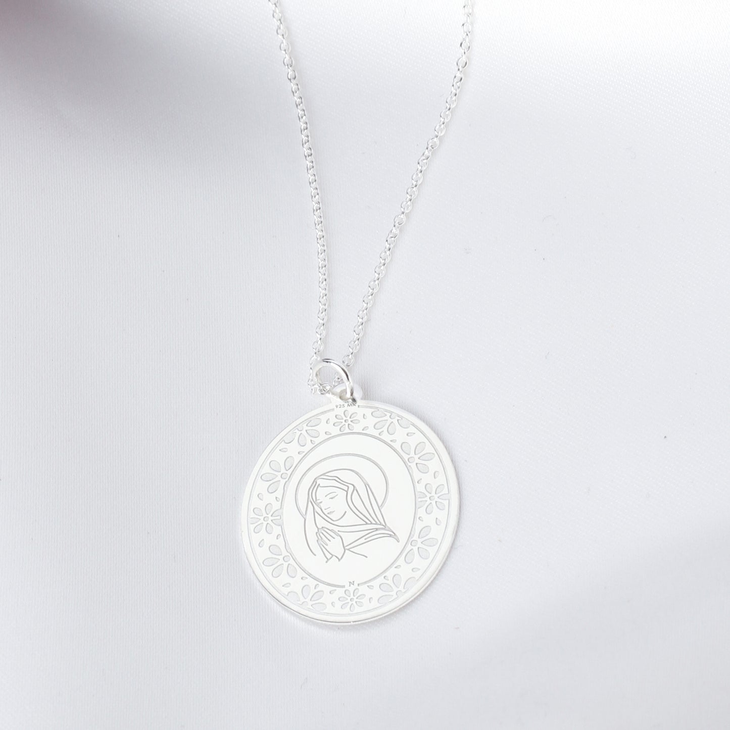 Medalla Nube grande con silueta Virgen de plata