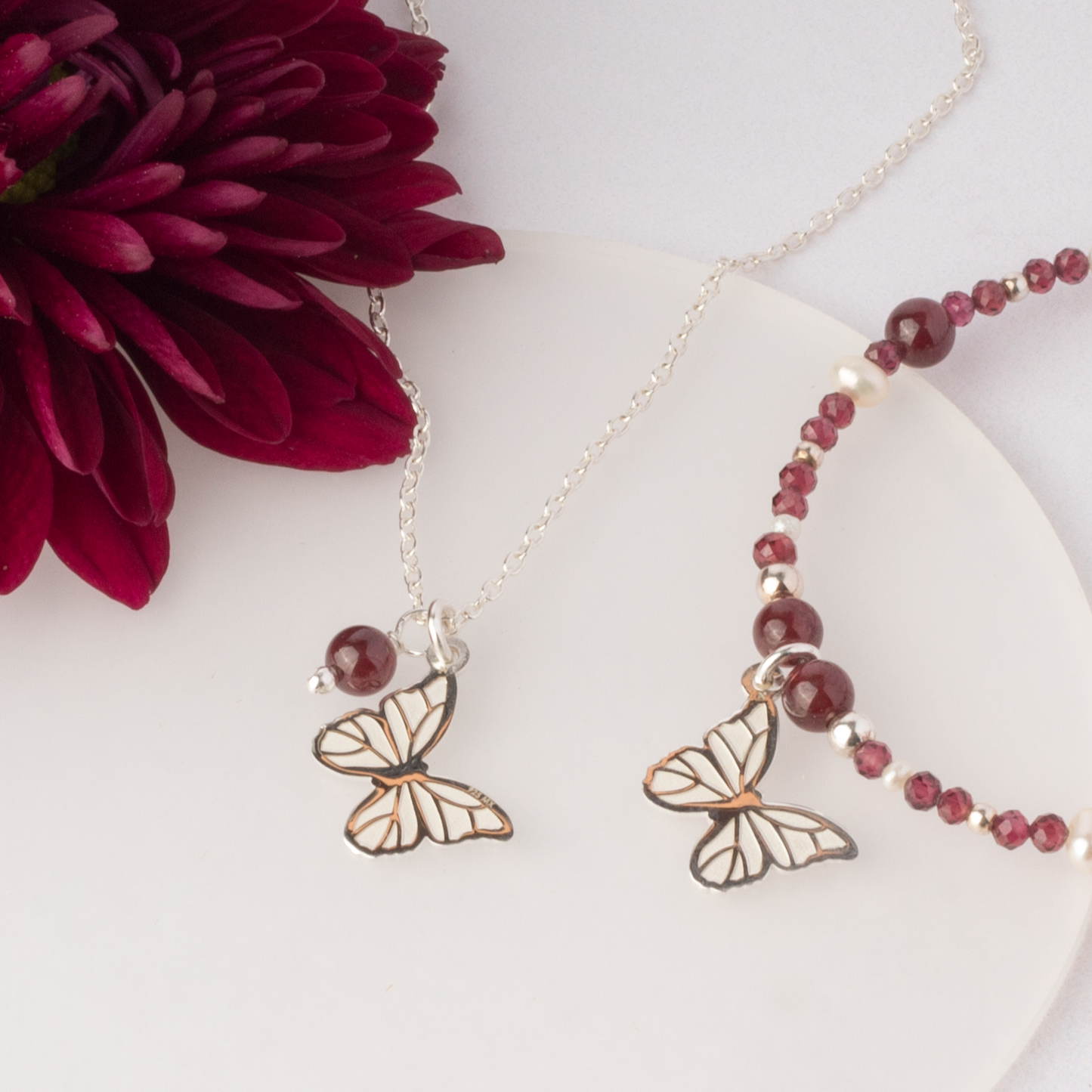 Dije Suerte Mariposa de plata con granate