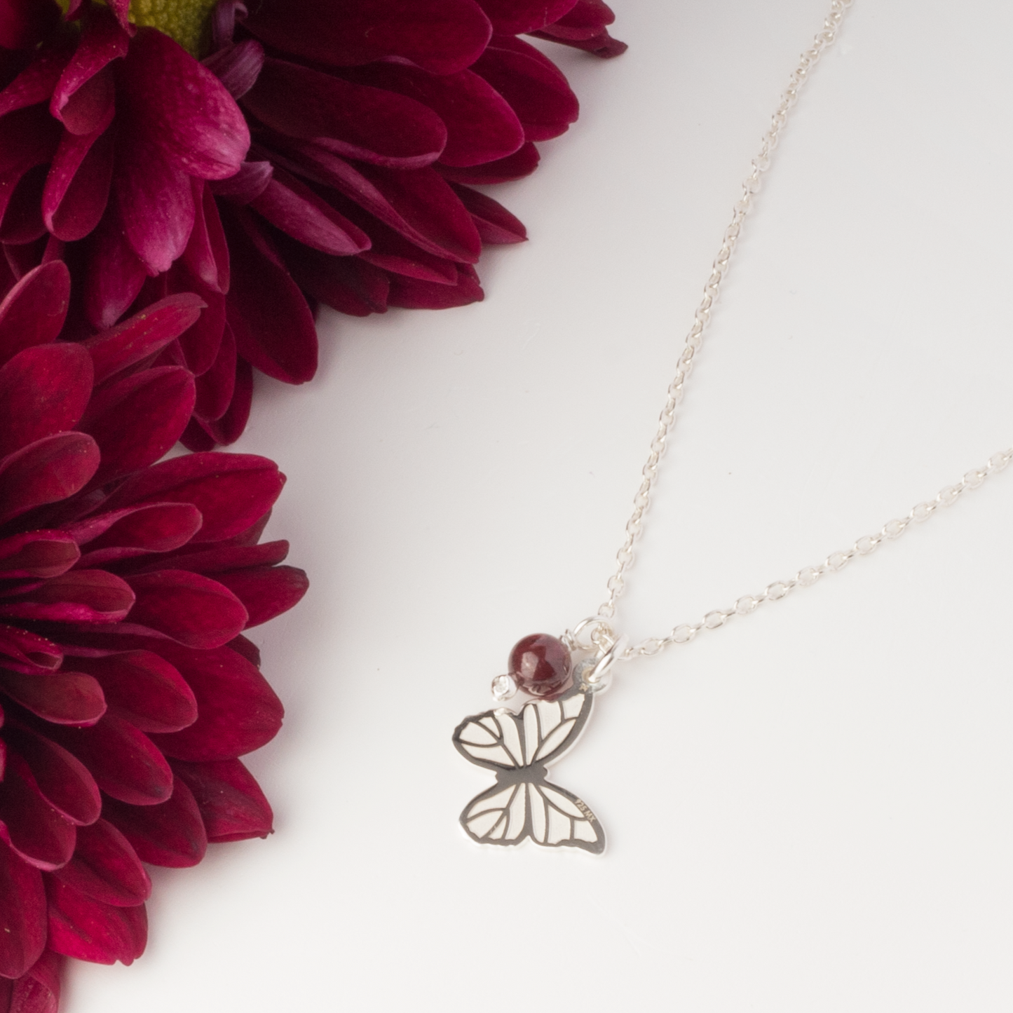 Dije Suerte Mariposa de plata con granate