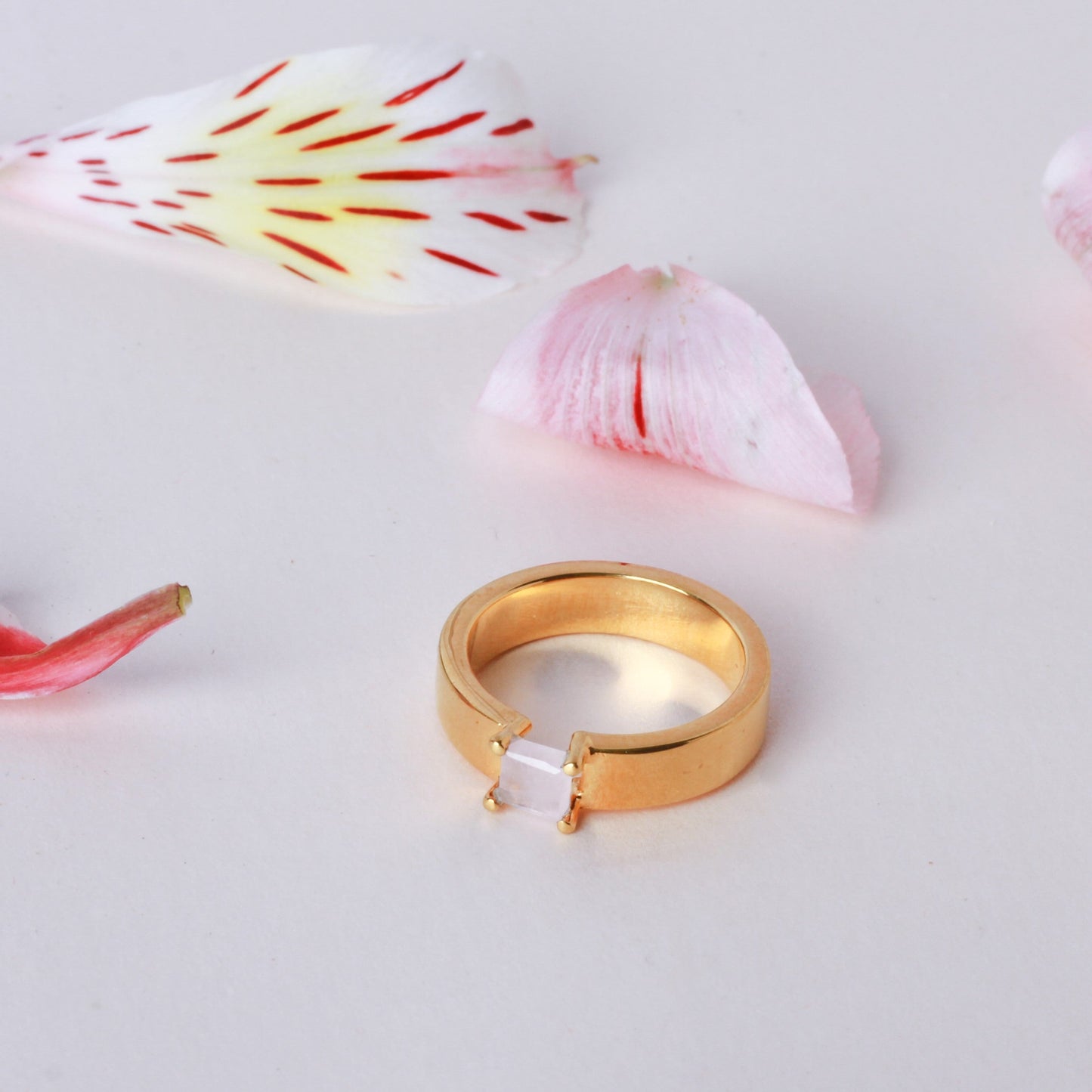 Anillo Azafrán con cuarzo rosa dorado