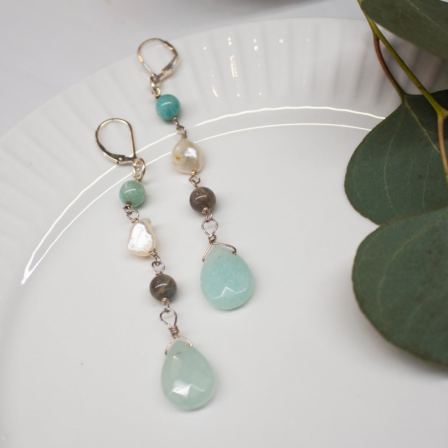 Aretes largos Terra con labradorita, Ágata verde, perlas y plata