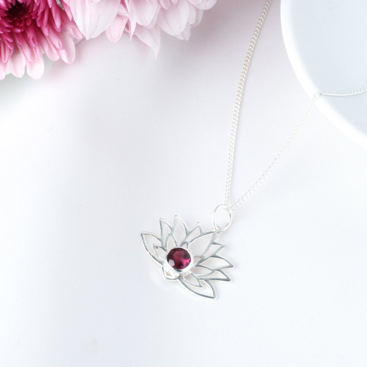 Dije chico Flor de Loto de plata con piedra