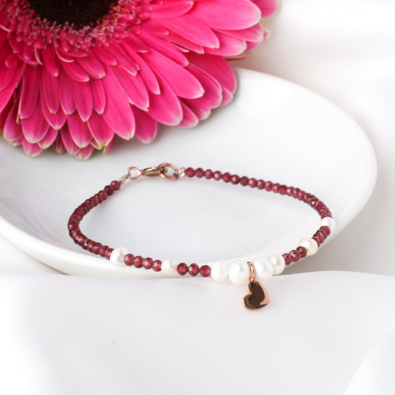 Pulsera corazón Amore de granate y perlas