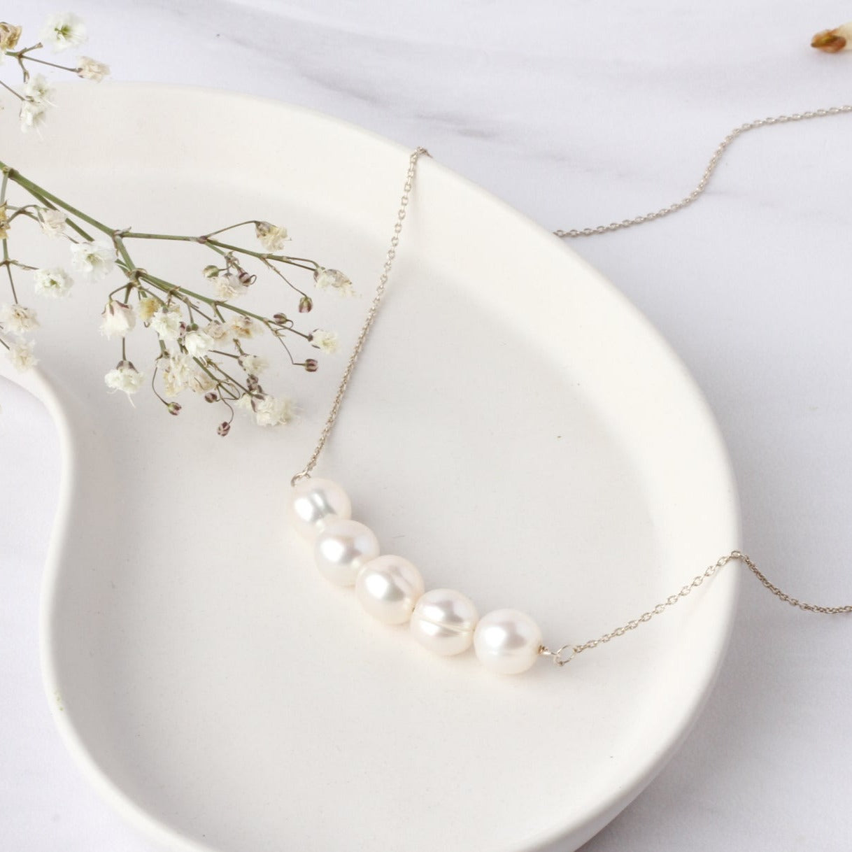 Collar cadena de plata con 5 perlas blancas