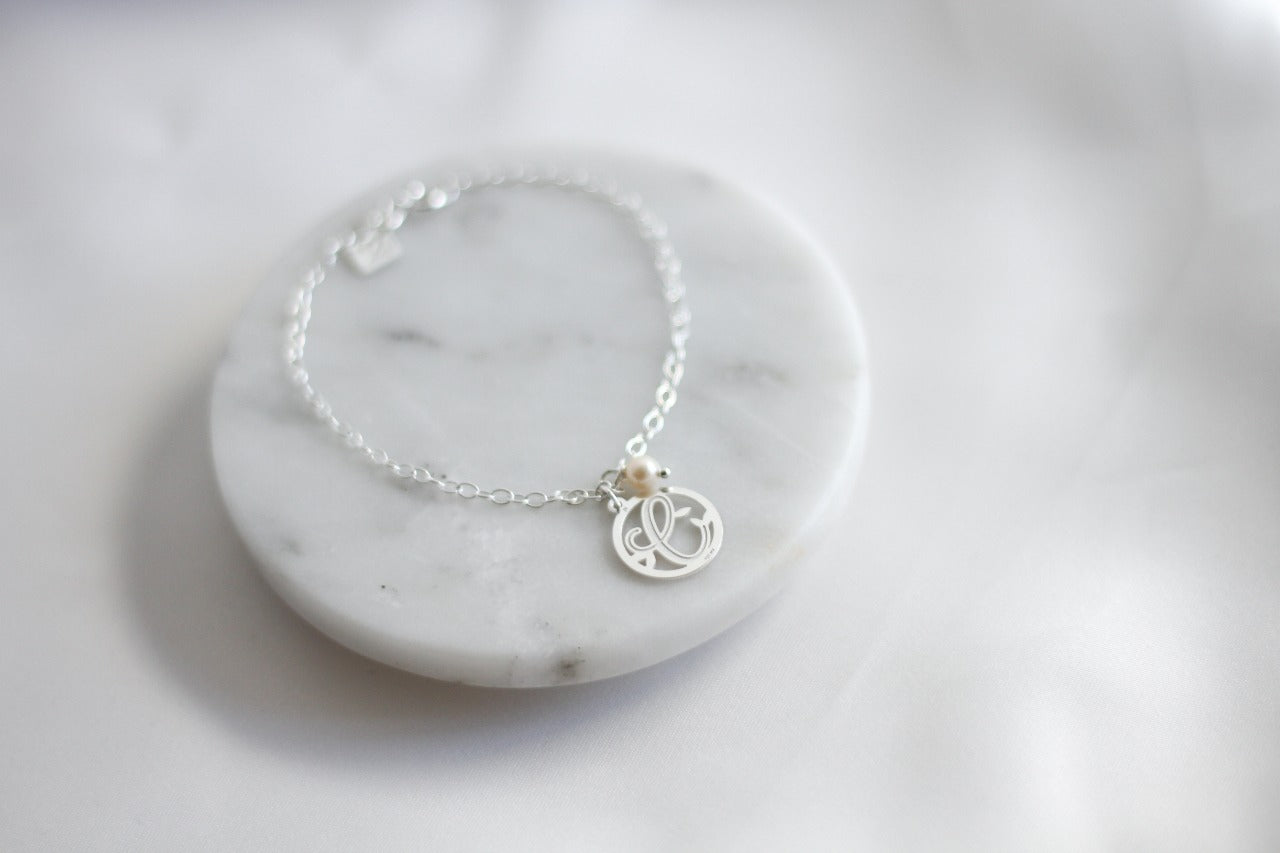 Pulsera cadena de plata con inicial Florecer y perla