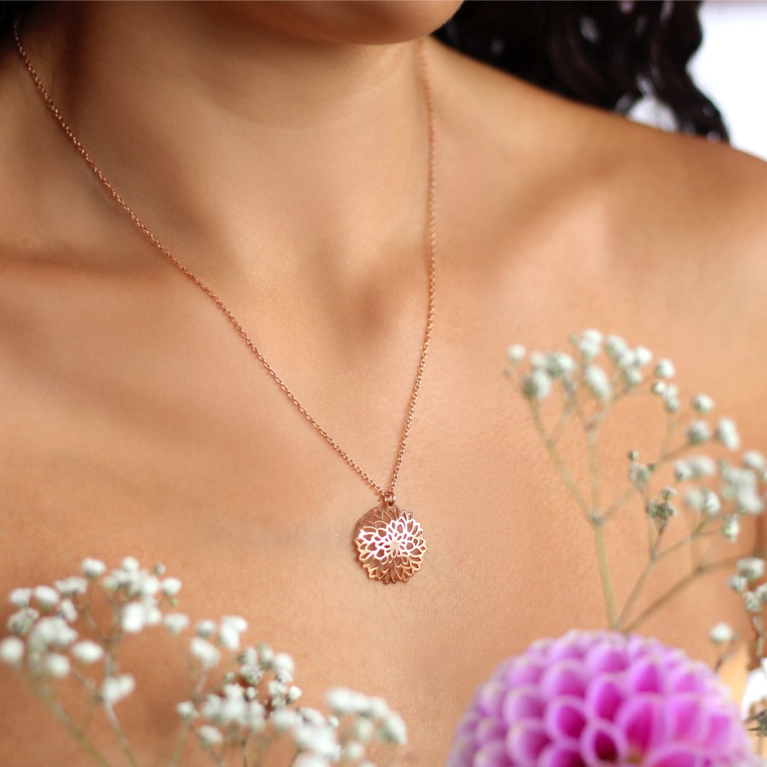 Dije Dalia de plata con baño de oro rosa