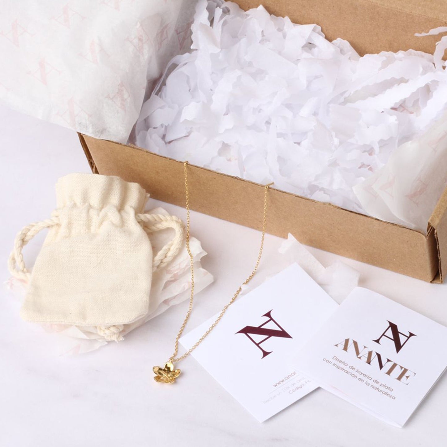 Dije cadena de plata con baño de oro y perla blanca