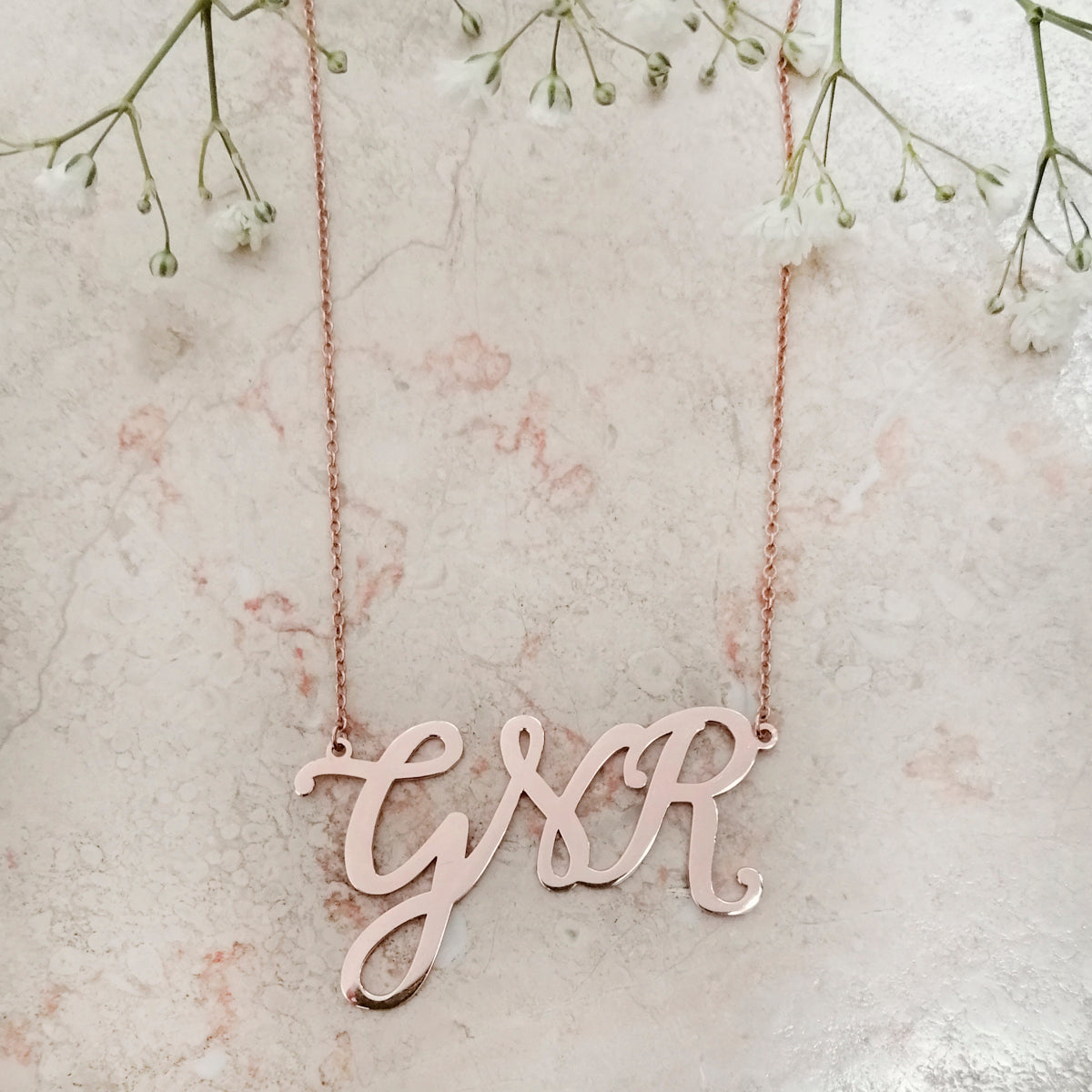 Collar de iniciales estilo Monograma