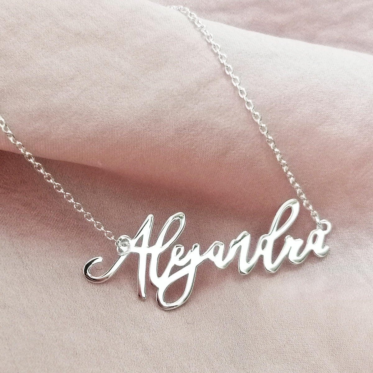 Collar nombre de plata en tipografía cursiva