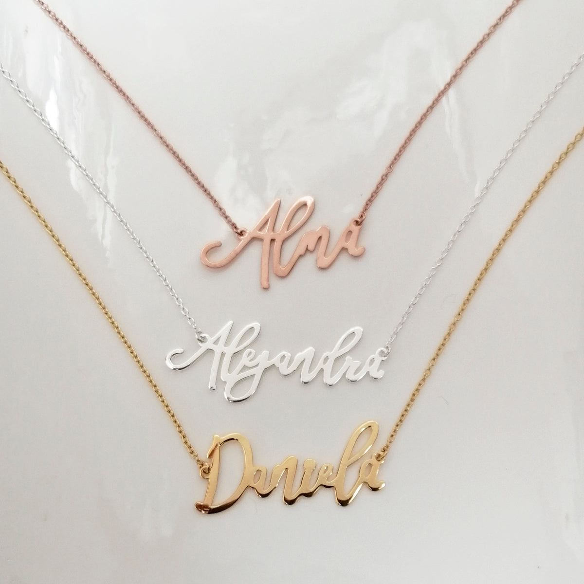 Collar nombre de plata en tipografía cursiva