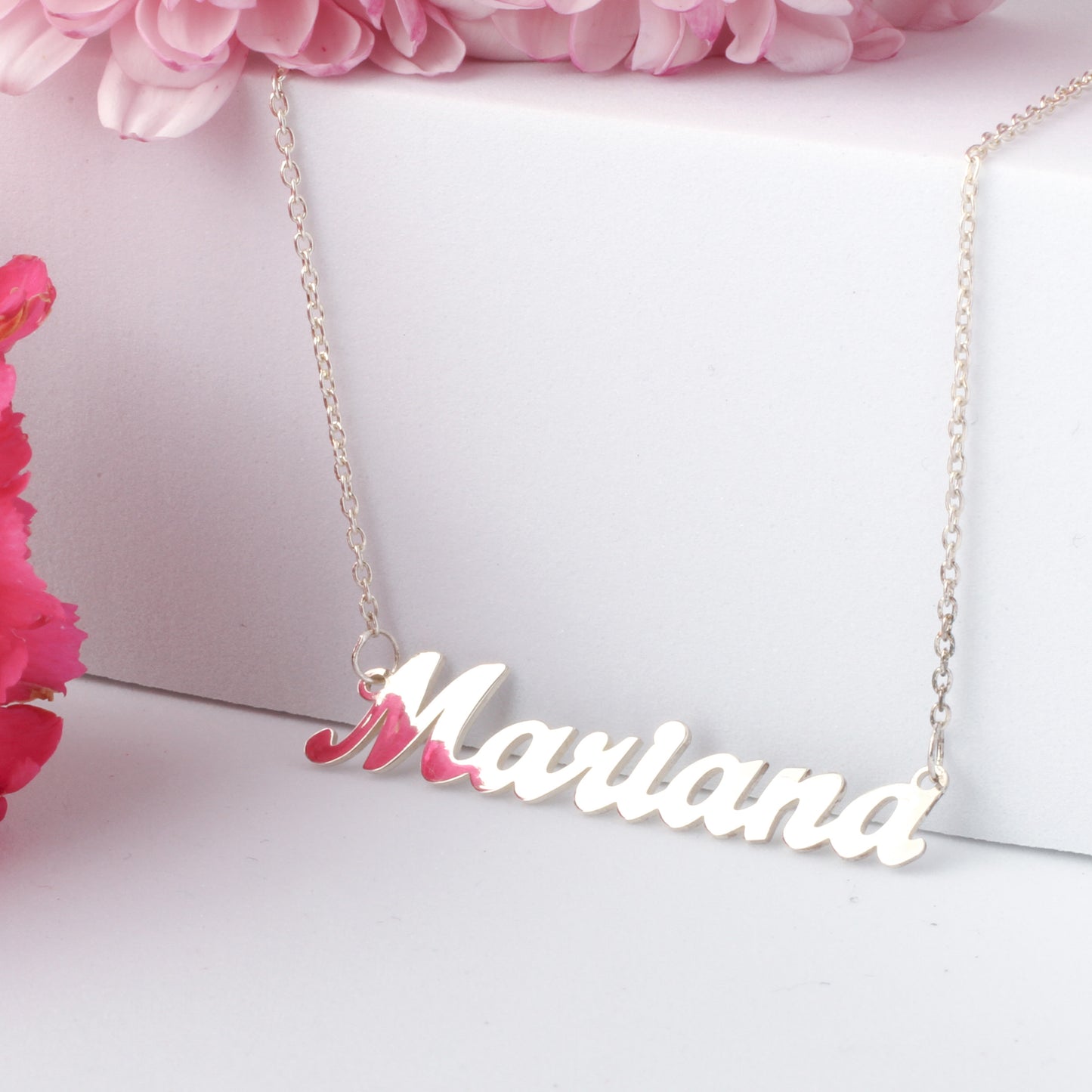Collar Mariana de plata en tipografía clásica