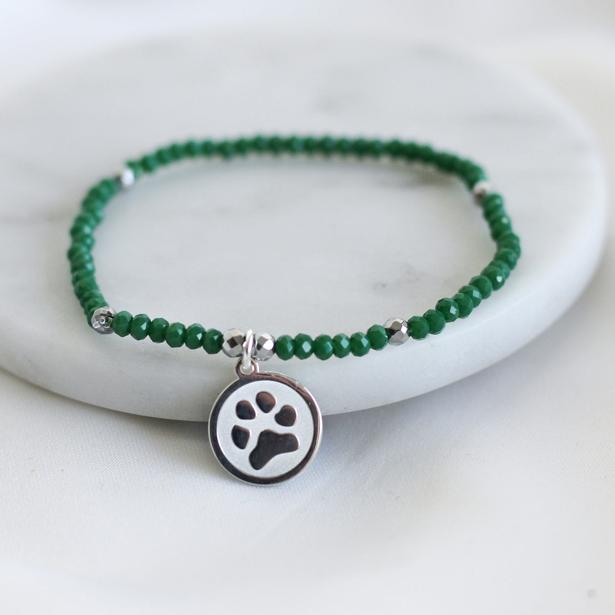 Pulsera elástica con piedra y charm Huellas