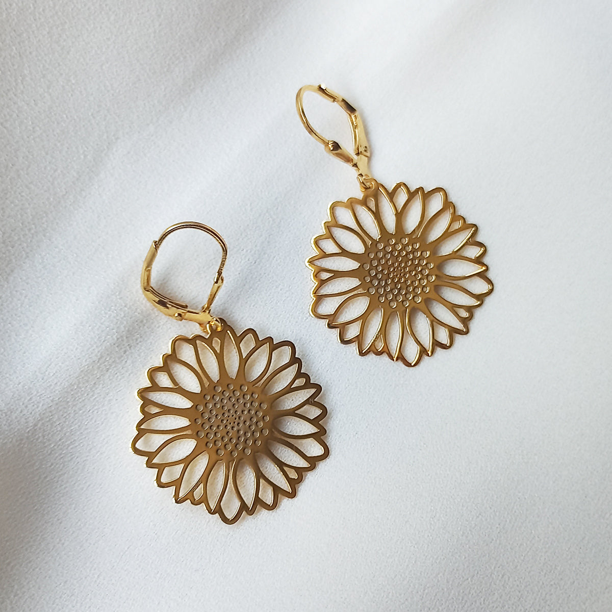 Aretes cortos Girasol de plata con baño de oro