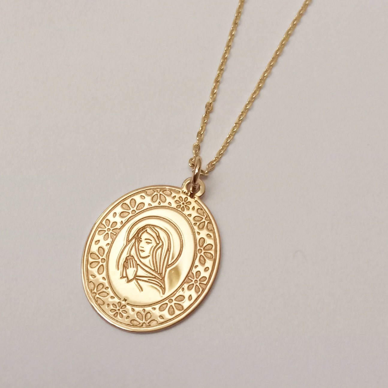 Medalla Nube chica con silueta virgen de plata