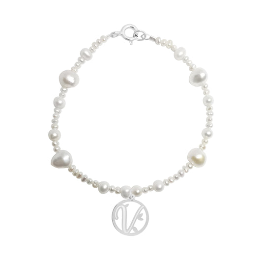 Pulsera de perlas Florecer con inicial V de plata