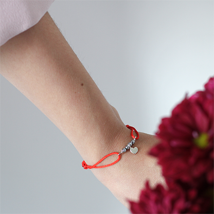 Pulsera corazón Amore de plata con hilo rojo