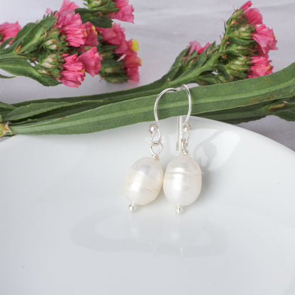 Arete de gancho con perla blanca