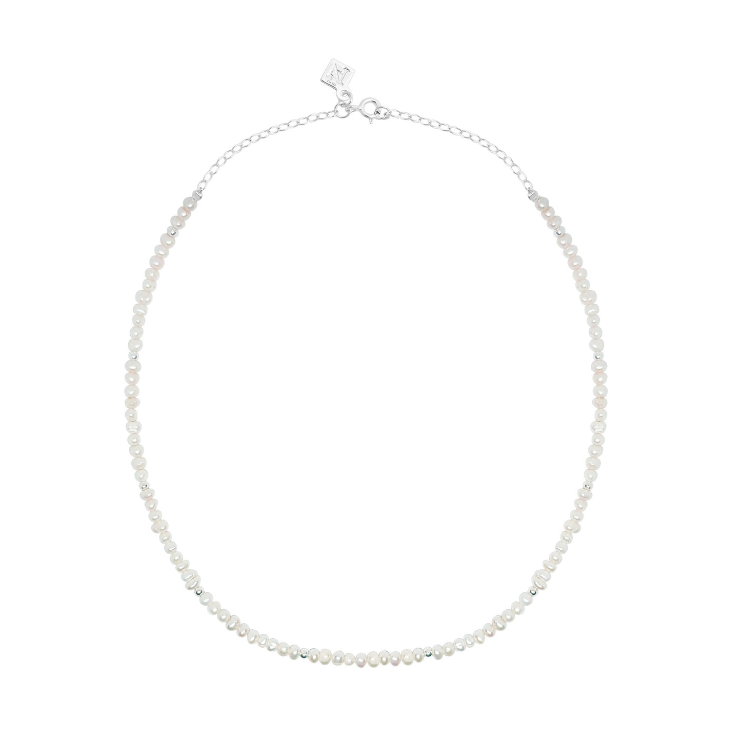 Collar corto de perlas blancas