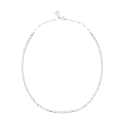 Collar corto de perlas blancas