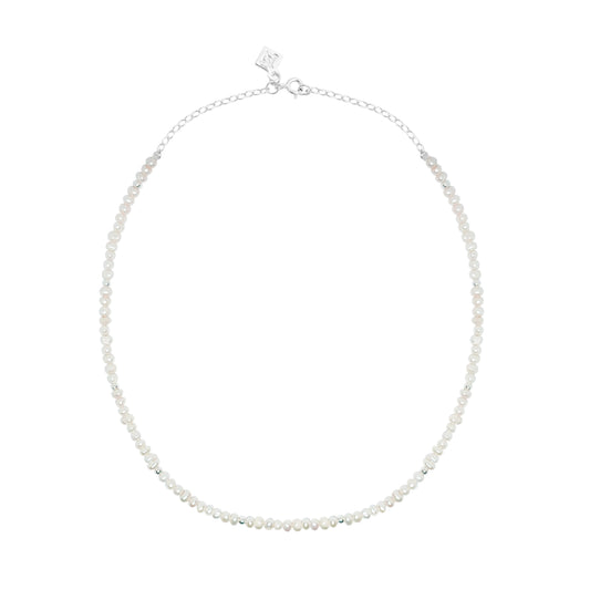 Collar corto de perlas blancas