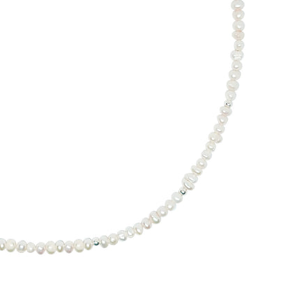 Collar corto de perlas blancas