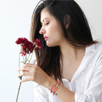 Pulsera corazón Amore de plata con hilo rojo
