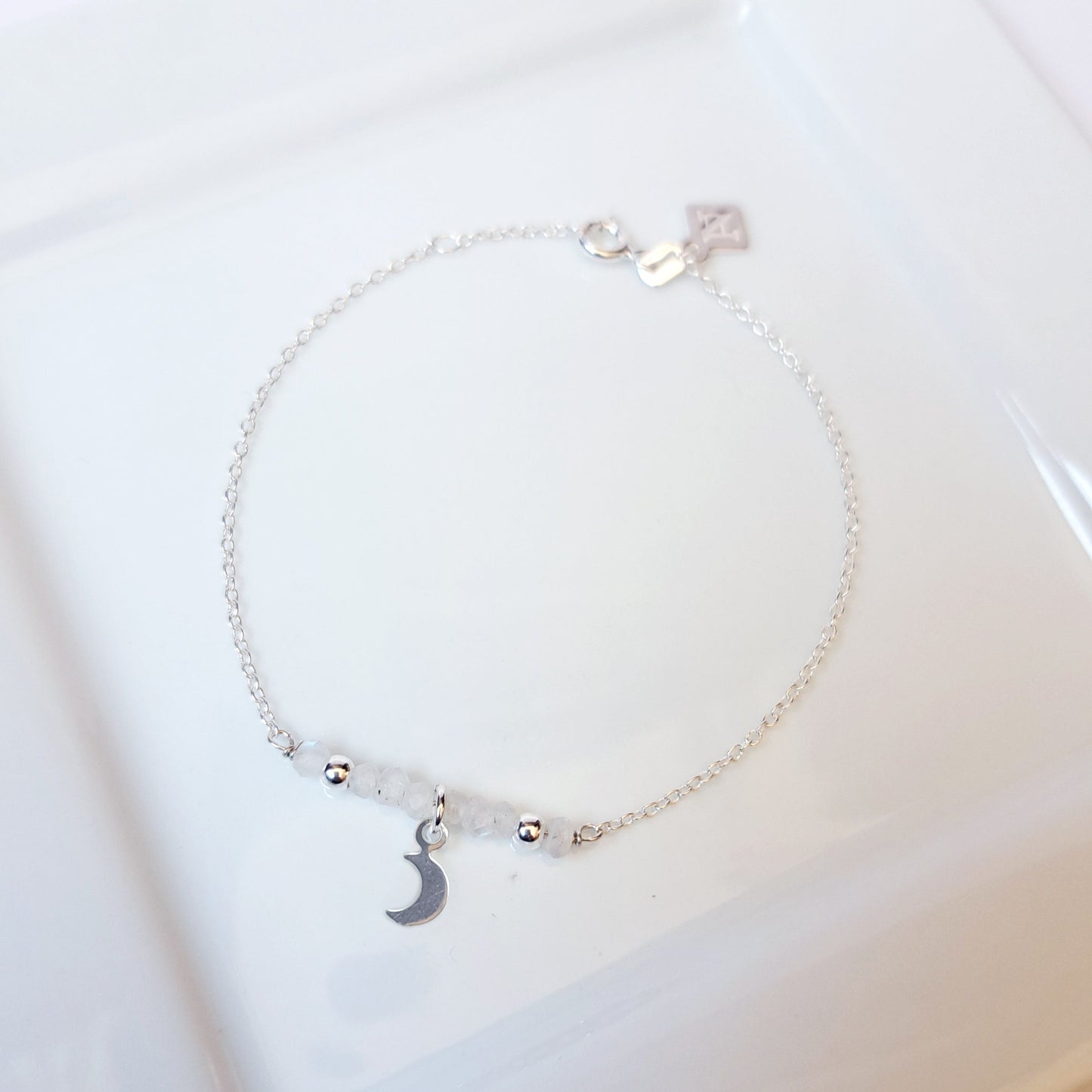 Pulsera piedra luna con luna y cadena de plata