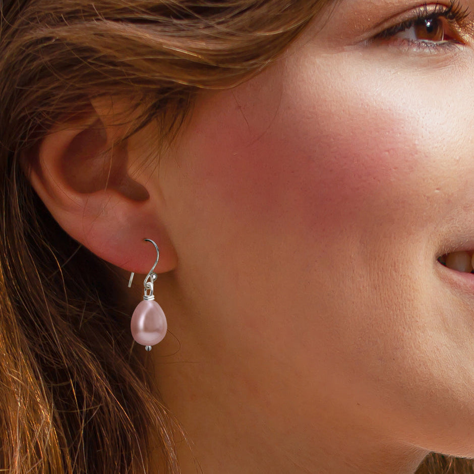 Arete gancho de plata con perla rosa
