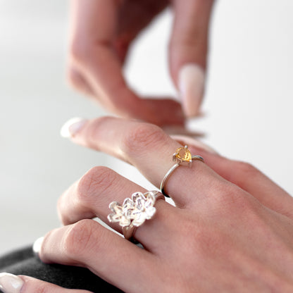 Anillo Gaia de plata con piedra gota