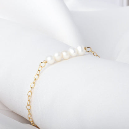 Pulsera de cadena dorada con perlas