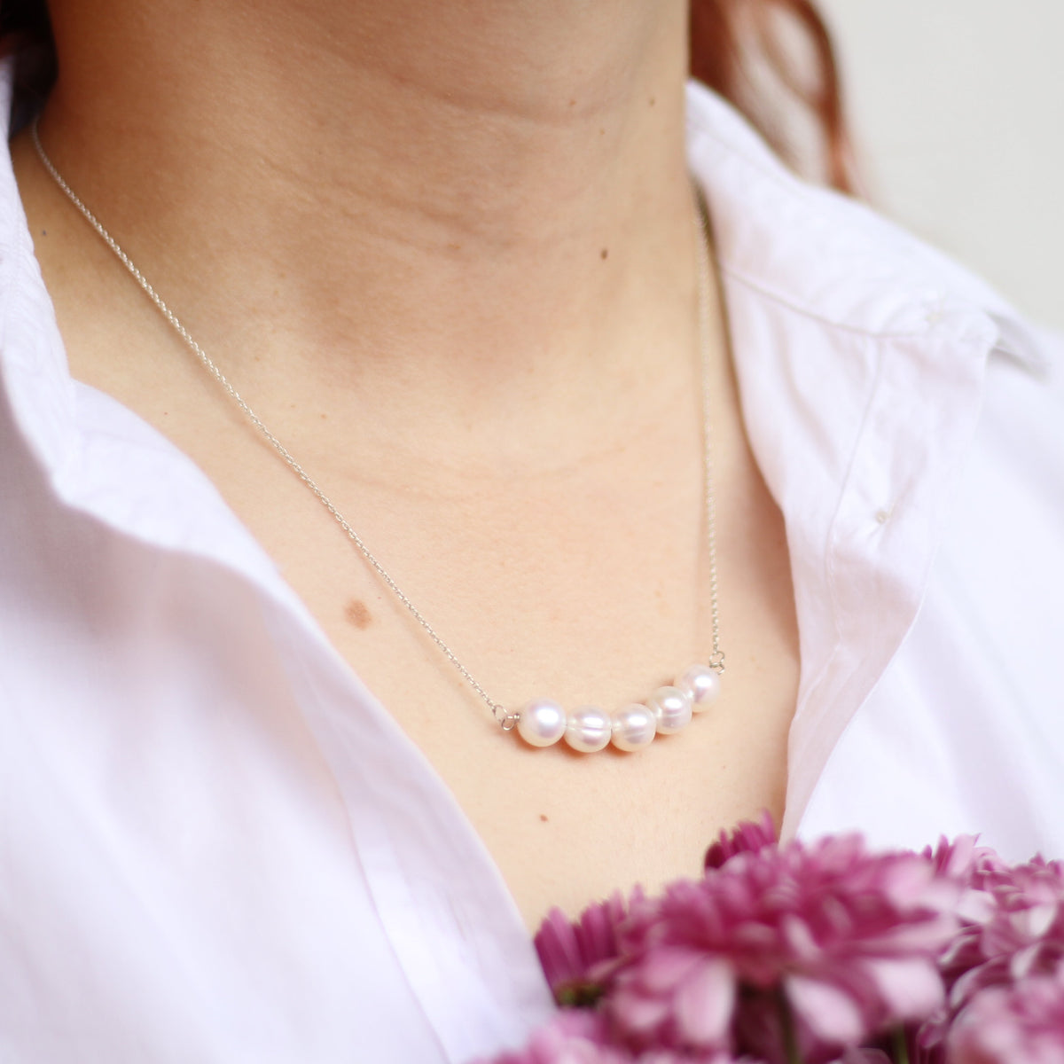 Collar cadena de plata con 5 perlas blancas