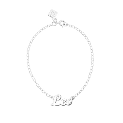 Pulsera nombre de plata en tipografía clásica