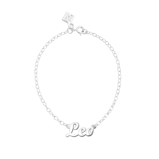 Pulsera nombre de plata en tipografía clásica