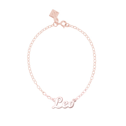 Pulsera nombre de plata en tipografía clásica
