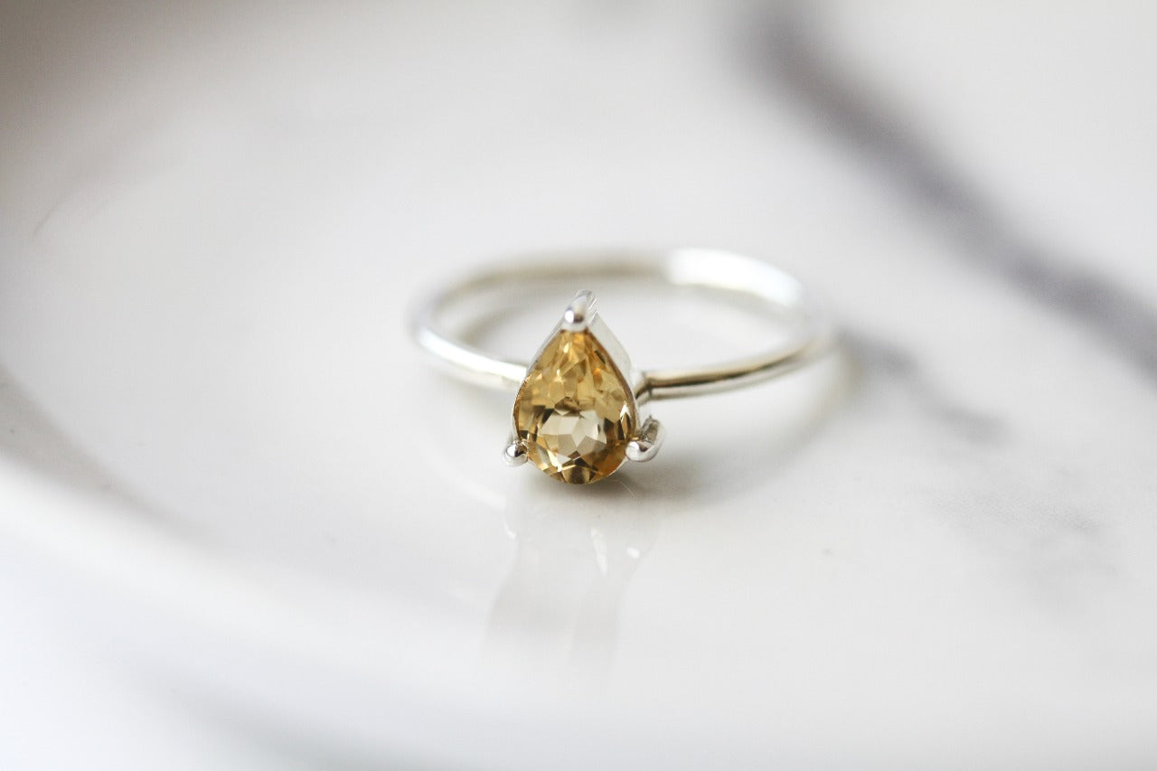 Anillo Gaia de plata con piedra gota