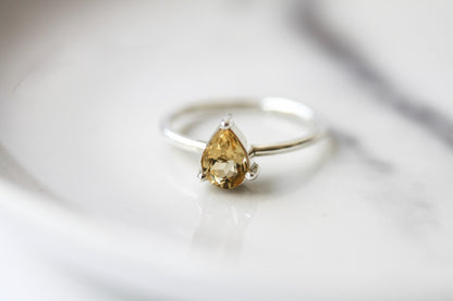 Anillo Gaia de plata con piedra gota