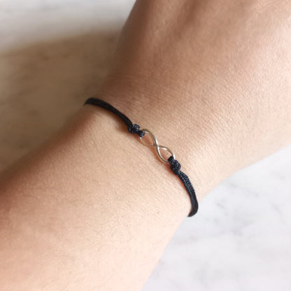 Pulsera Infinito de plata con hilo negro